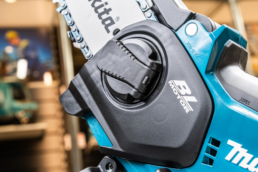 Makita DUC101 gereedschapsloos spansysteem Het gereedschapsloos spansysteem van een Makita DUC101 kettingzaag.