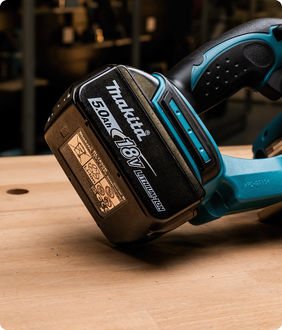 Een Makita 18v accu op een cirkelzaag
