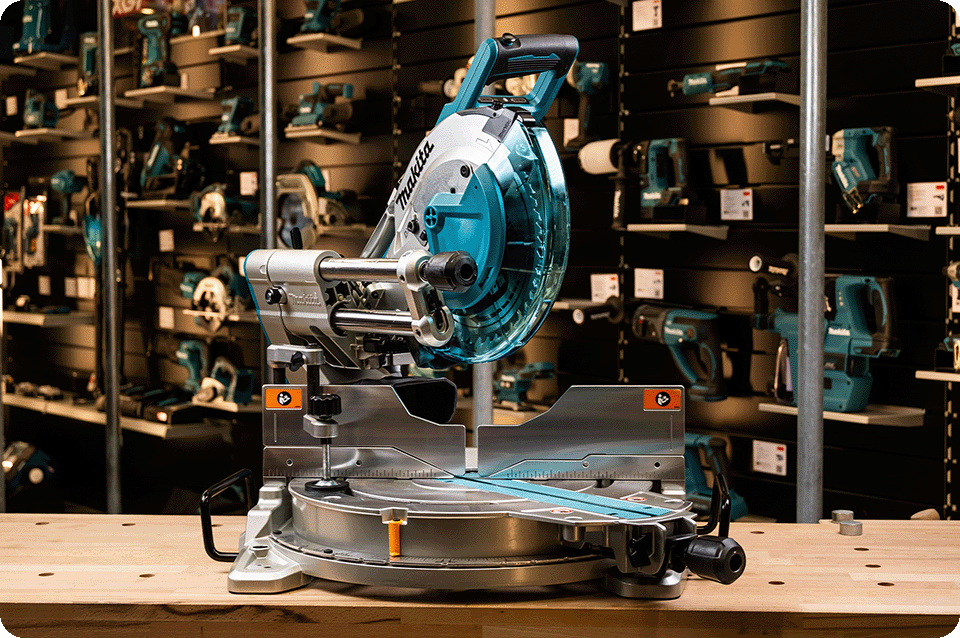 Een Makita DLS111ZU afkortzaag