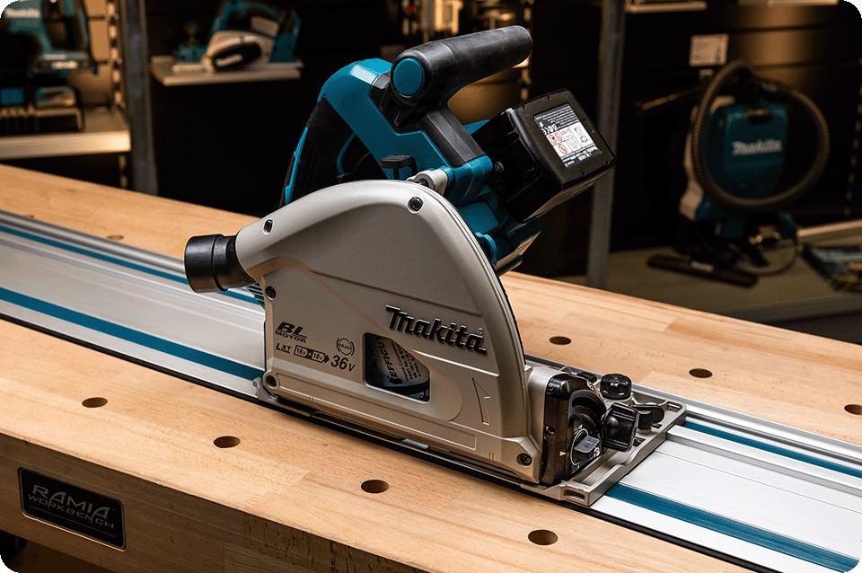 Een Makita DSP600Z invalcirkelzaag