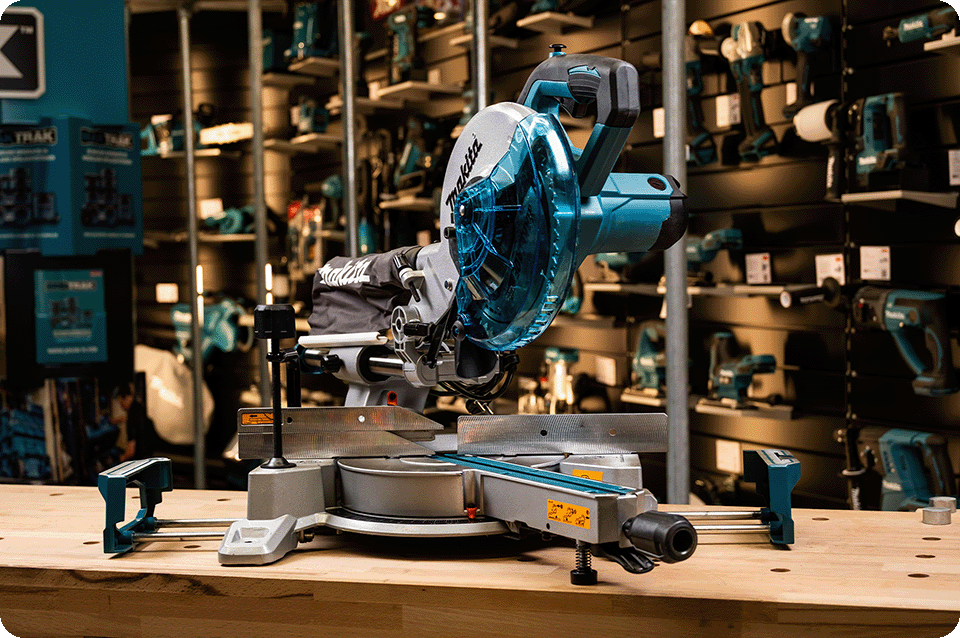 Een 230V afkortzaag van Makita